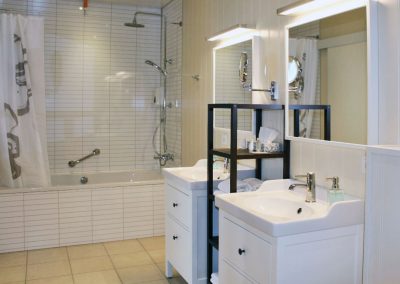 Junior Suite bathroom at Grímsborgir